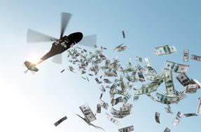 Chuva de dinheiro: mais de R$ 4,5 milhões são atirados de helicóptero; veja o caso