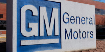 Fachada com logo da General Motors (GM)
