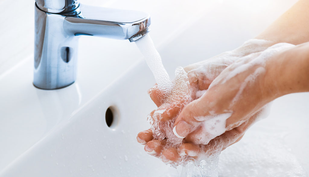 Siga o guia da OMS: lave as mãos corretamente e proteja sua saúde (Imagem: shutterstock/Krasula)