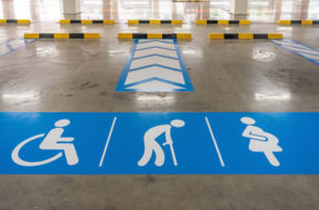 Idoso e pessoa com deficiência: um pode estacionar na vaga especial do outro?