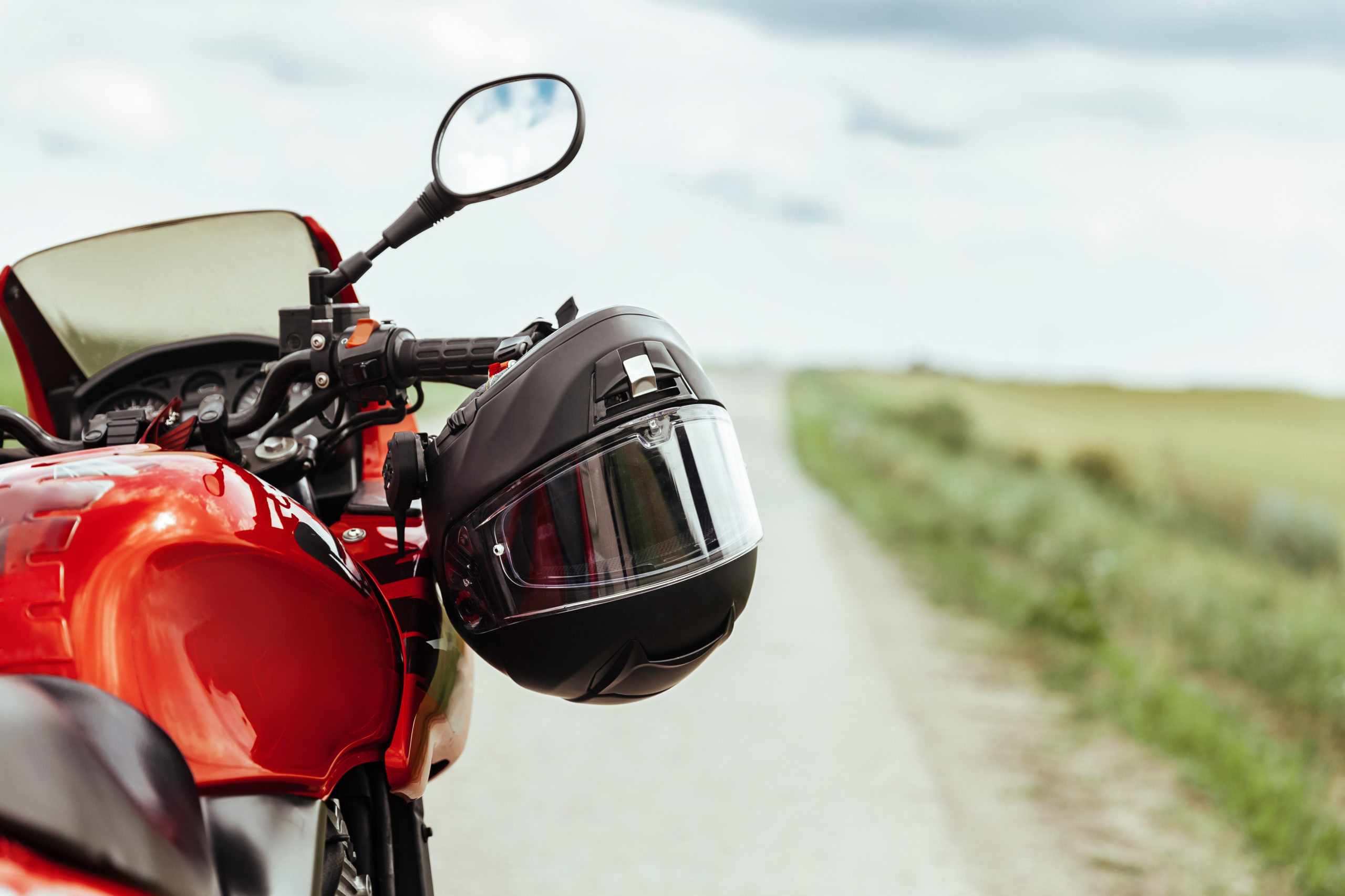 Como a multa por andar de chinelo de moto funciona?