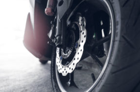 ‘Pretinho’ no pneu da moto: o brilho que pode custar caro para o piloto