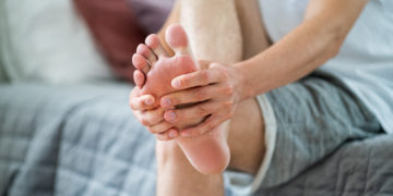 Colesterol alto: como seus pés revelam sinais silenciosos (Imagem: Shutterstock/Staras)