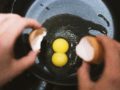 Atenção ao desperdício: ovos com gemas gêmeas fazem mal à saúde?