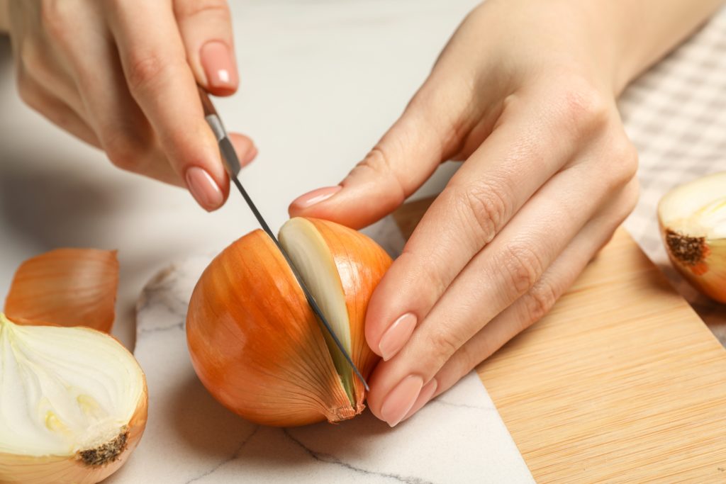 Truque digno do chef: como cortar cebolas profissionalmente com tampas