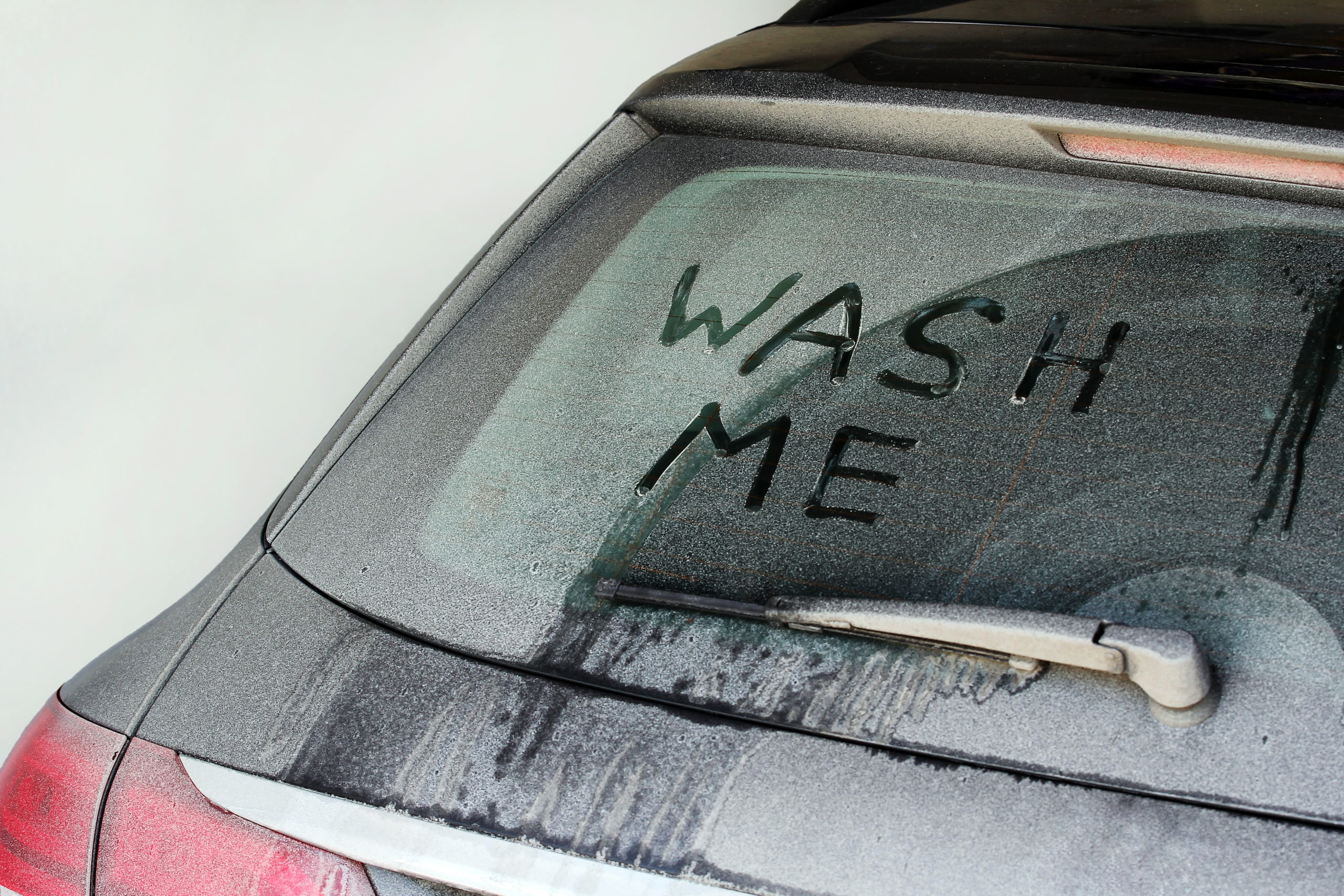'Ei, me lave': motoristas podem ser multados por deixar o carro sujo?