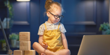 Trabalho infanto-juvenil: com 2 anos, menina é CEO de empresa de produtos infantis