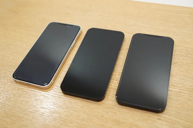 "Smartphone à esquerda, AcryPhone ao centro e AcryPhone com revestimento à direita." (Imagem: Mainichi/Yusuke Hiratsuka)