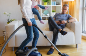Mulheres dedicam 11 horas a mais em tarefas domésticas que os homens, diz estudo