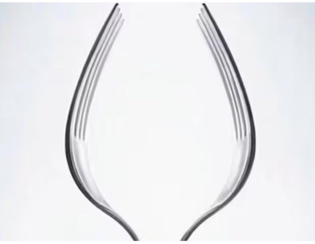 Você percebe uma taça ou dois garfos? (Foto: chedonna)