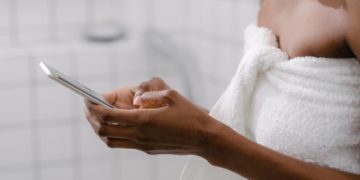 Celular no banheiro: um hábito perigoso que você precisa abandonar