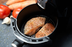 Aposente a frigideira: como fazer peito de frango na air fryer em 10 minutos
