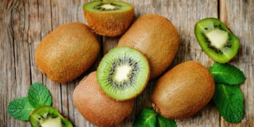 Descubra os benefícios surpreendentes do kiwi com casca! Aproveite todos os nutrientes em sua dieta diária.