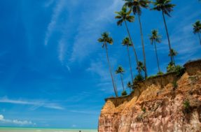 1ª praia do Brasil, que recebeu os portugueses em 1500, é ótima para as férias
