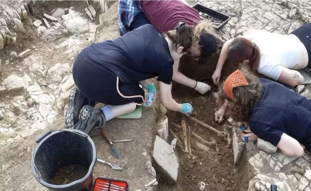 Los arqueólogos encuentran esqueletos de 1.500 años de antigüedad.  (Imagen: Universidad de Cardiff/Reproducción)