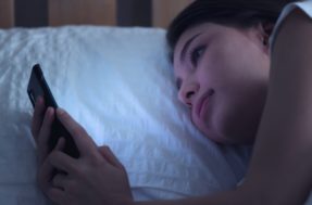 Celular no modo noturno melhora o sono? Pesquisa dá veredicto inesperado