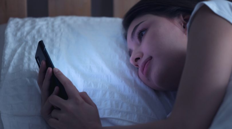 Alerta: Apple pede para usuários não dormirem próximo ao iPhone carregando