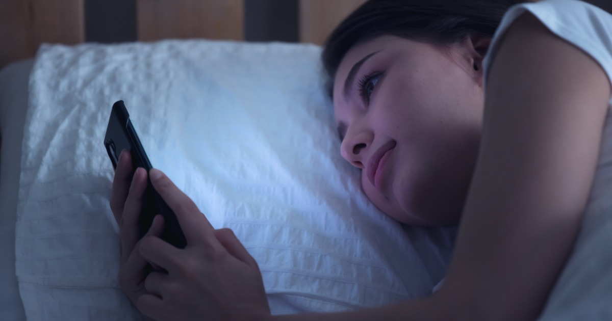 Does a cell phone in night mode improve sleep?  Research yields an unexpected ruling