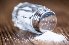 Adeus, negatividade! 3 benefícios de colocar sal em cantos da casa