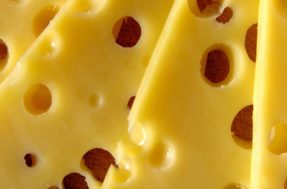 Afinal, o que significam os furinhos no queijo? Mistério revelado!