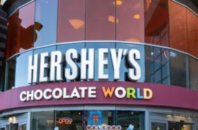 Consumidora processa Hershey’s por propaganda enganosa de chocolate