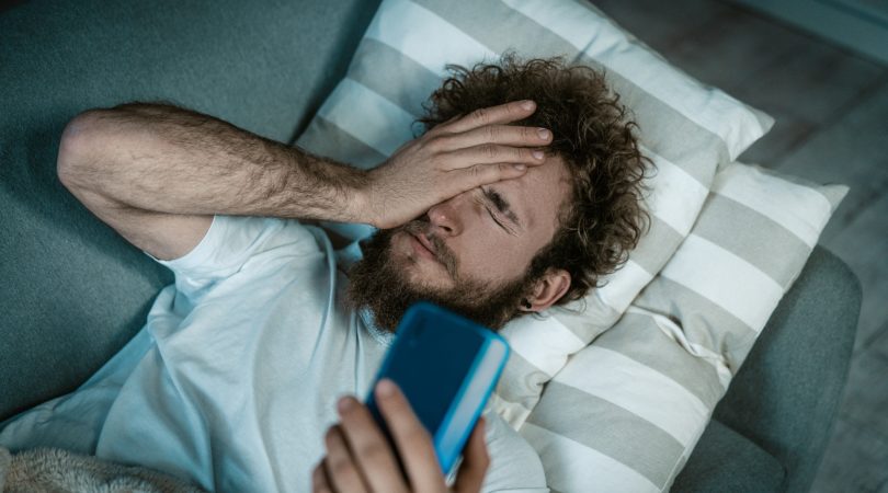 Acorda e já olha o celular? Conheça 5 consequências negativas desse hábito