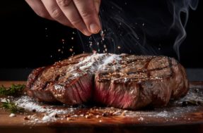 É melhor salgar a carne antes ou depois de assar? Churrasqueiro dá veredicto