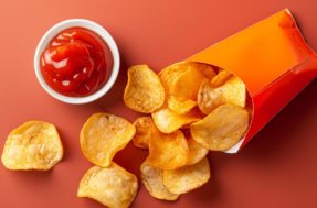 Descubra o grande erro ao colocar ketchup na comida – você também comete?
