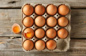 Por que os ovos marrons são mais caros que os brancos?
