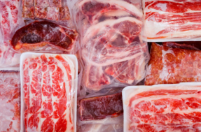 Truque para descongelar carne mais rápido: quem aprende leva para a vida