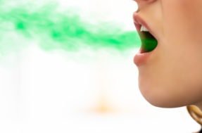 O que causa mau hálito? Conheça 6 hábitos que DETONAM sua saúde bucal