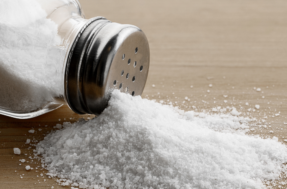 Esfregar o chão com sal? Dona de casa revela segredo para uma limpeza impecável