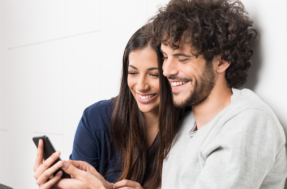 Compartilhar senha do celular piora o relacionamento? Psicologia responde