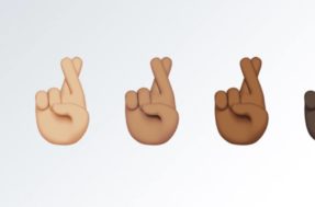 Afinal, o que significa o emoji de dedos cruzados? Ícone é popular no WhatsApp