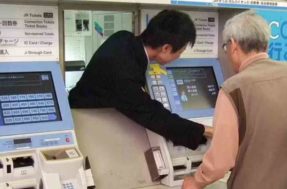 Que susto! Japão surpreende turistas com atendentes saindo de máquinas de bilhetes