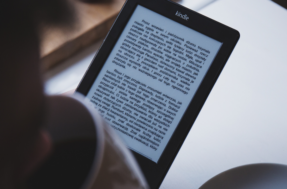 Virador de páginas para Kindle vira tendência no TikTok; veja o valor