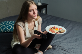 Comer em frente à TV prejudica a saúde? Saiba a verdade