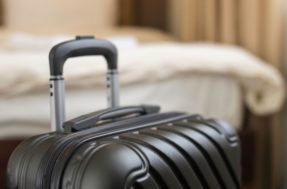 Por que as pessoas estão deixando suas malas na banheira do hotel em viagens?