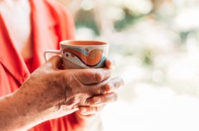 Tem mais de 60 anos? Estudo faz ALERTA sobre chá e café que não pode ser ignorado