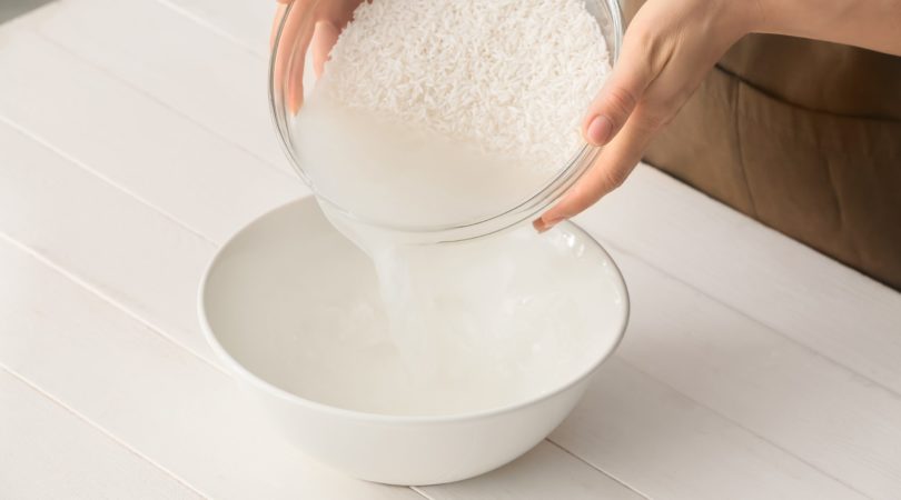 Aprenda a lavar o arroz corretamente para evitar problemas de saúde