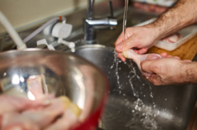 Pode lavar frango na pia? Erros de higiene na cozinha colocam sua saúde em risco