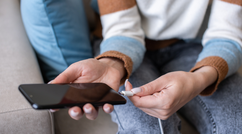 Afinal, por que o carregador do celular esquenta? É perigoso?