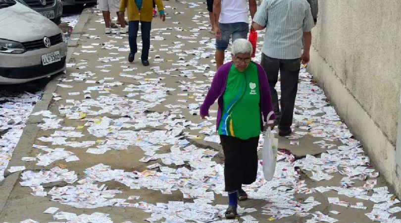 Velho problema: ‘santinhos’ viram inimigos dos eleitores na votação