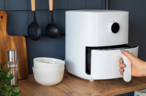 É seguro abrir a air fryer quando ela está ligada? Veja se pode ou não