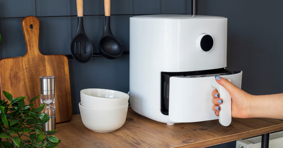 É seguro abrir a air fryer quando ela está ligada? Veja se pode ou não