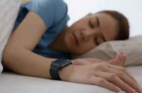 Por que você deve evitar dormir com smartwatch? Estudo faz alerta