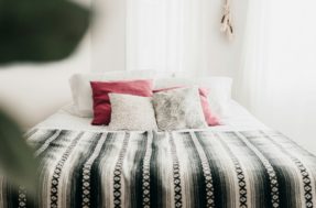 Muita gente ignora: qual a frequência ideal para trocar os lençóis da cama?