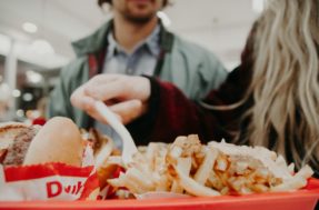 Tem plástico no seu hambúrguer: estudo revela contaminação em alimentos