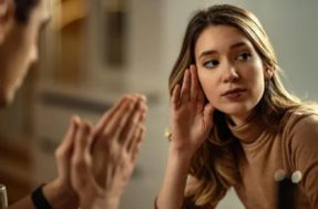 O que significa desviar o olhar em conversas? Psicologia explica