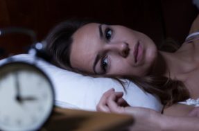 Acordar à noite é normal, mas a quantidade de vezes depende da sua idade